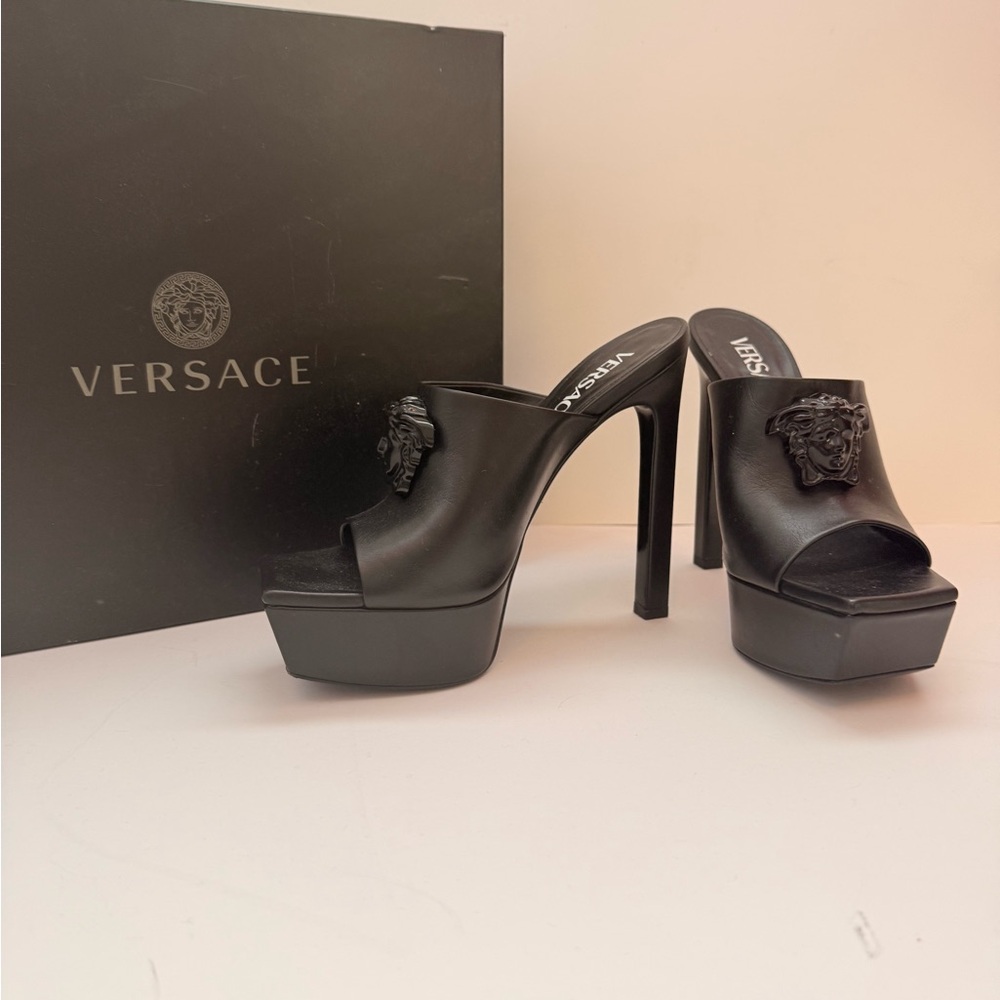 Versace
La Medusa platform mules